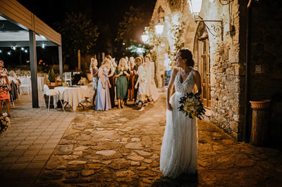 Hochzeitsfotojournalismus Empfang Nacht Braut lacht