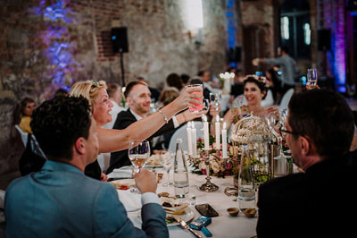 Hochzeitsfeier Hochzeitsfotograf - für Unbefangeheit der Gäste sorgen