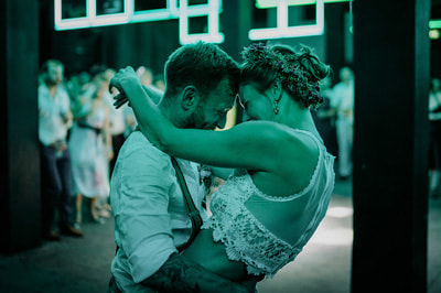 Fotografo_di_matrimonio_festa_di_matrimonio_sposa_e_sposo_luce_verde