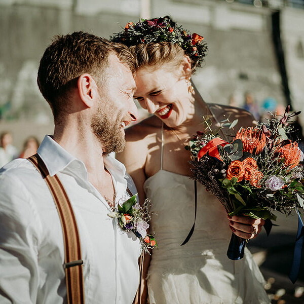 Hochzeitsfotograf_Berlin_Hochzeit_im_Osthafen_Zeremonie_Brautpaar_Glueck