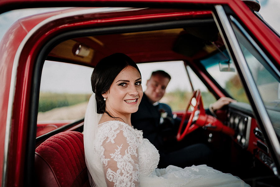 Hochzeitsfotograf_Brautpaar_im_roten_Auto
