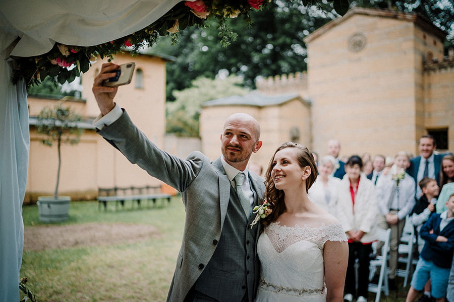 Hochzeitsfotografie_Zeremonie_Brautpaar_vorm_Altar_Selfie