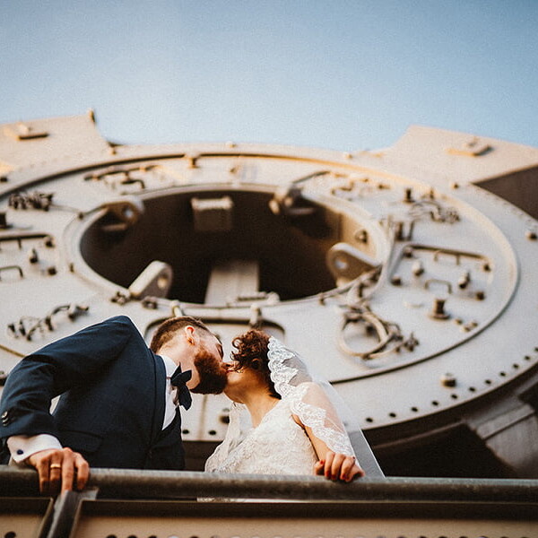 Wedding_photographer_berlin_photosession_bride_and_groom_industrial