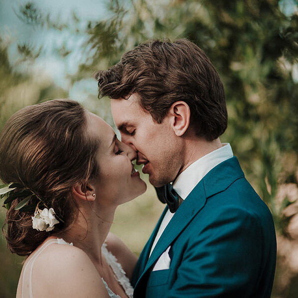 Wedding_photographer_reception_married_couple_kissing