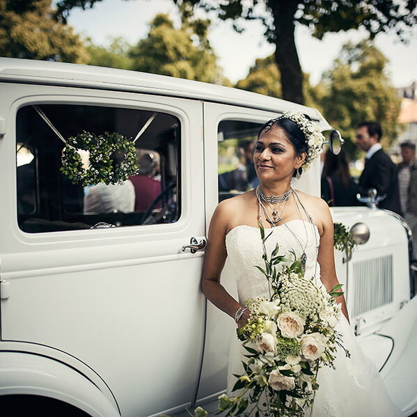 auto_vintage_bride_wedding_dress